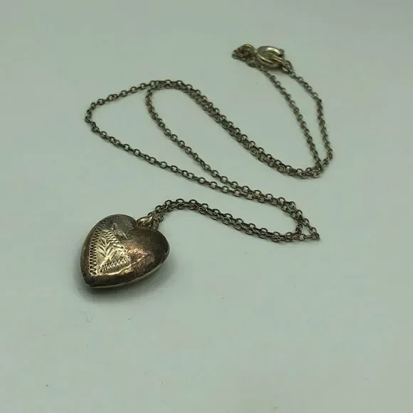 VINTAGE SILVER Puffed Heart Foliage Etch Pendant Necklace on Chain Retro Kitsch - Picture 11 of 16